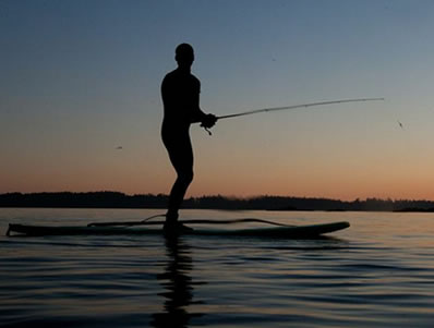 SUPで釣りをする人の写真